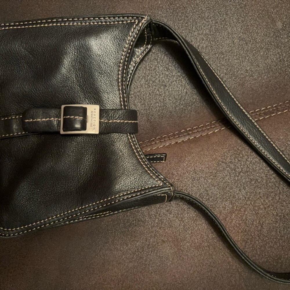 Kenneth Cole New York Black Messenger Bag with Sleek Design